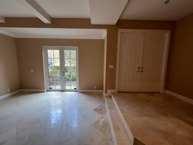 Building Photo - 270 NE 69th Cir