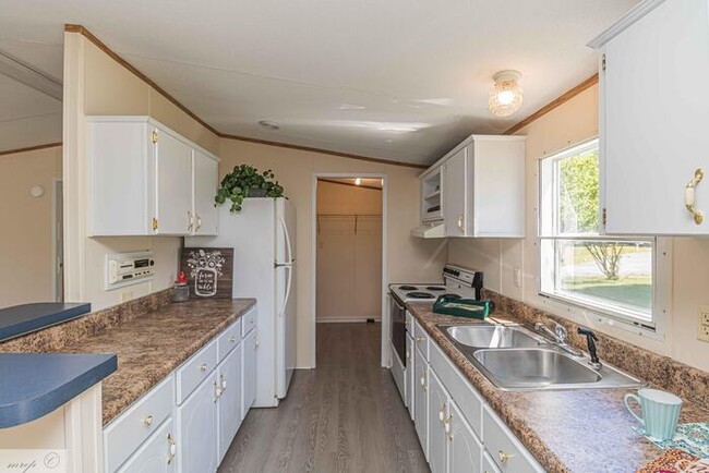 Building Photo - Move in Ready