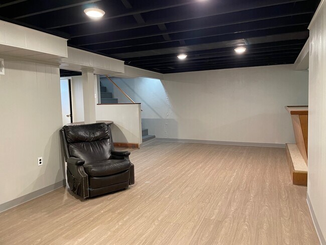 Finished lower level - 9404 High Hill Ct