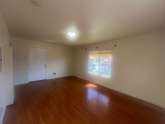 Building Photo - AMSI - Sunny One Bedroom