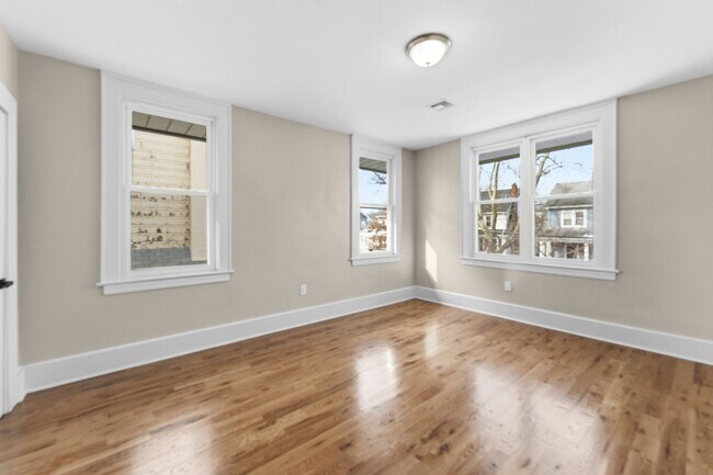 Building Photo - 94-96-96 Montrose St