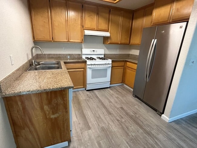 Building Photo - Bright & Comfortable 4 Bed, 2 Bath Home on...