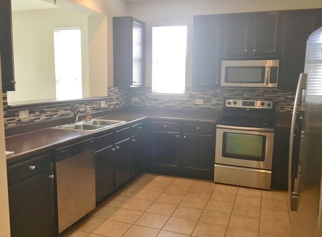 Building Photo - End Unit Townhome with Tons of Extra Storage!
