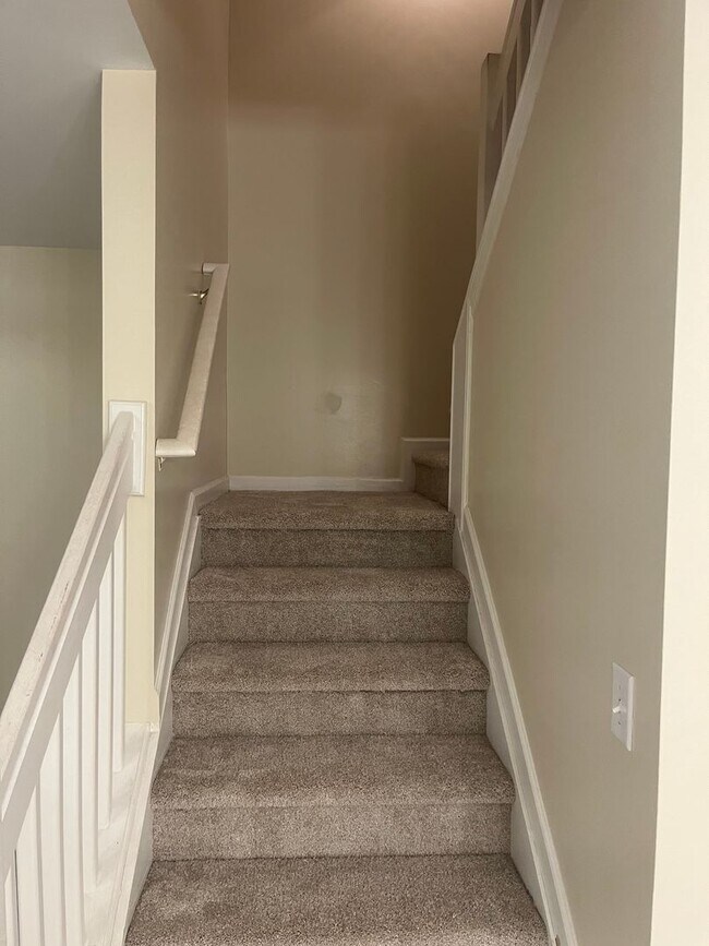 Building Photo - Available now. Grat 3BR/2.5 BA Townhome in Oak Bluff!