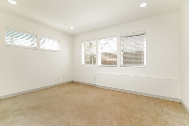 Building Photo - Sleek 2-Bed Townhome with Rooftop Deck & A...