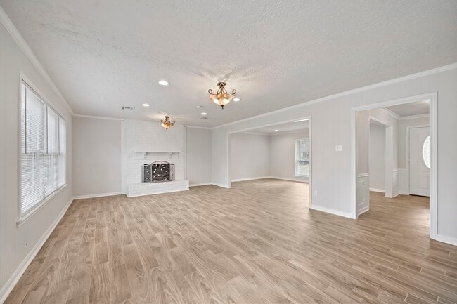 Building Photo - 6302 Hickorycrest Dr