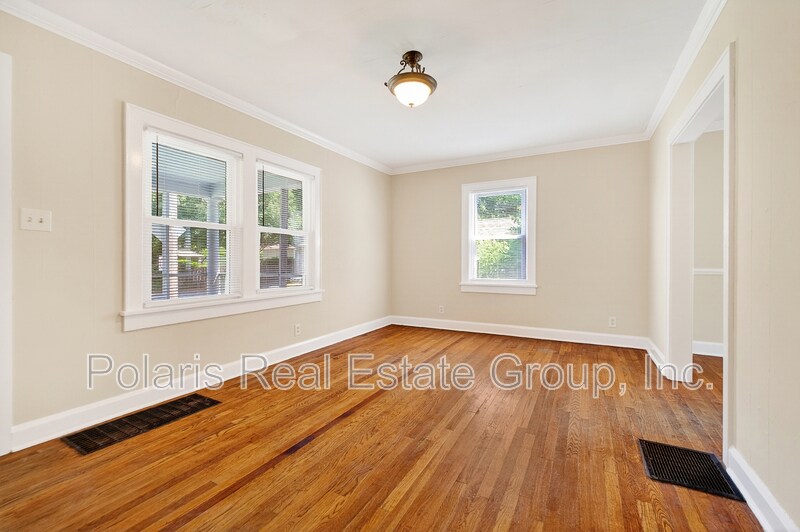 Building Photo - 717 E 60th St