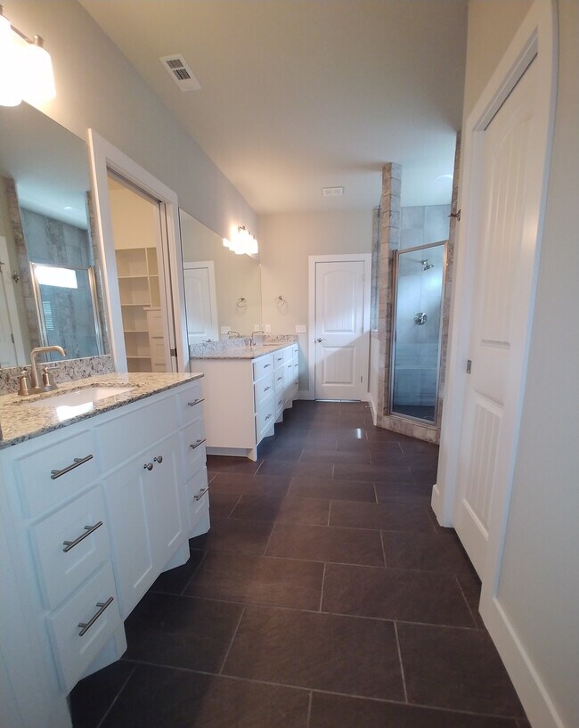 Building Photo - 5802 W Redbud St