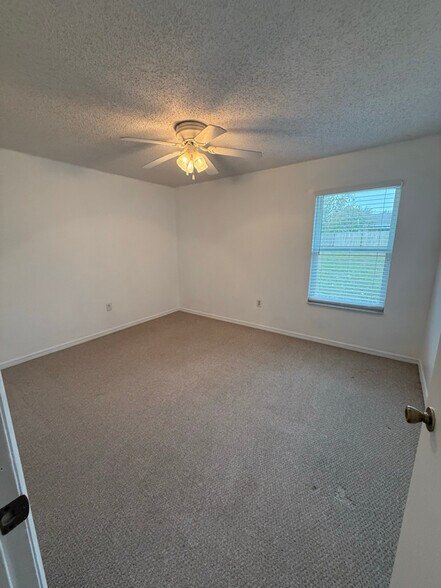 Building Photo - 6837 Woodgrain Ct