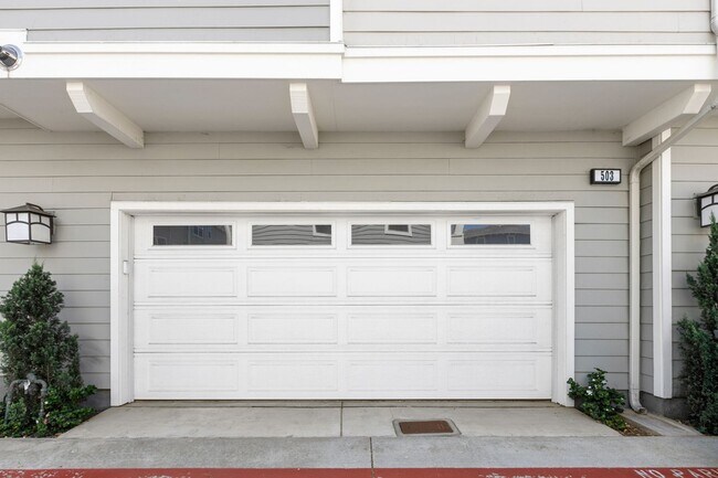 Building Photo - Available now! Beautiful 2 bedroom 2.5 bat...