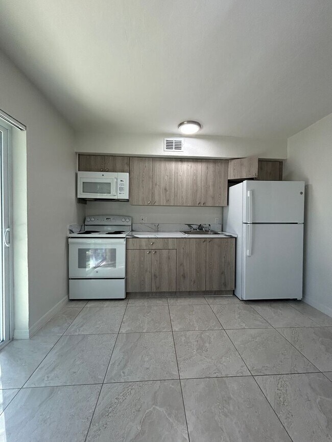 Building Photo - 1st Floor 2 bed 1 Bath Condo - MOVE IN SPECIAL -Apply now & Get Your Application Fee Credited at ...