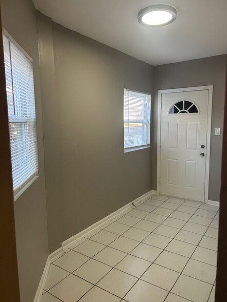 Building Photo - 6016 W Wabansia Ave