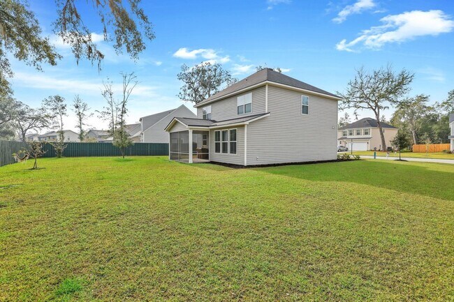 Building Photo - 4 Bed/2.5 Bath in The Commons