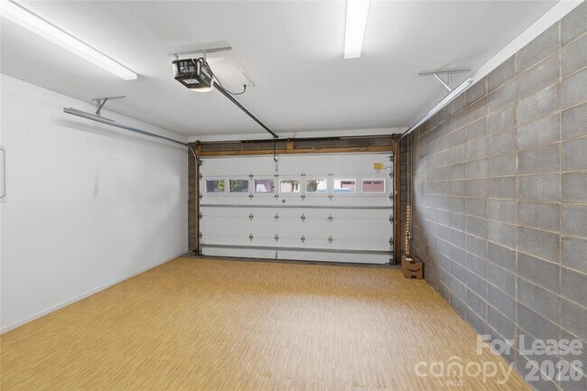 Building Photo - 919 Westbrook Dr