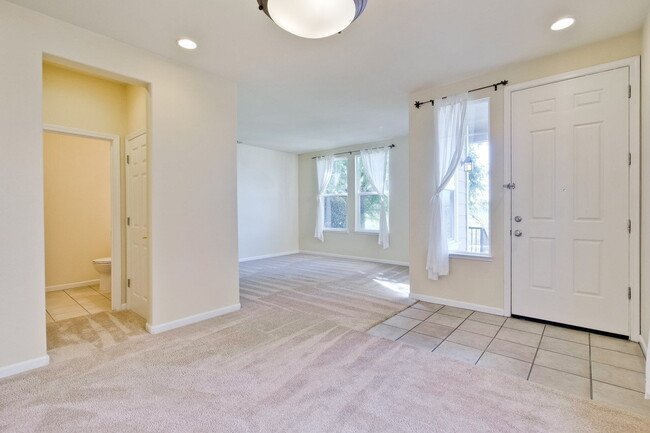 Building Photo - Large, Bright and Beautiful 3BR/2.5BA/2,195sf home in great condition!