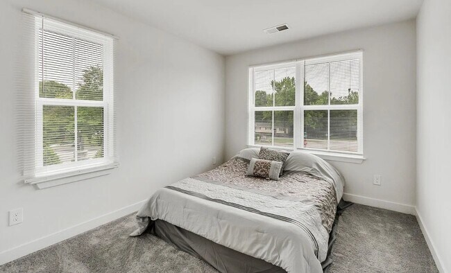 Building Photo - 4 Connaught Ct