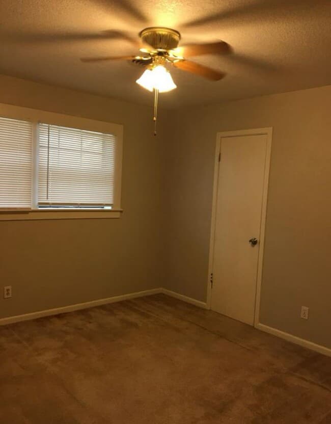 Building Photo - Spacious 4 Bedroom Home!