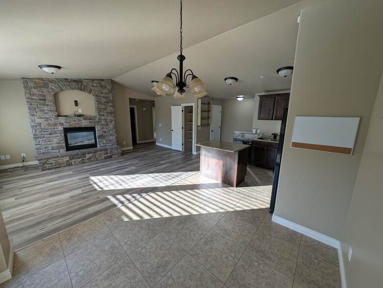 Great room - 909 S Main St