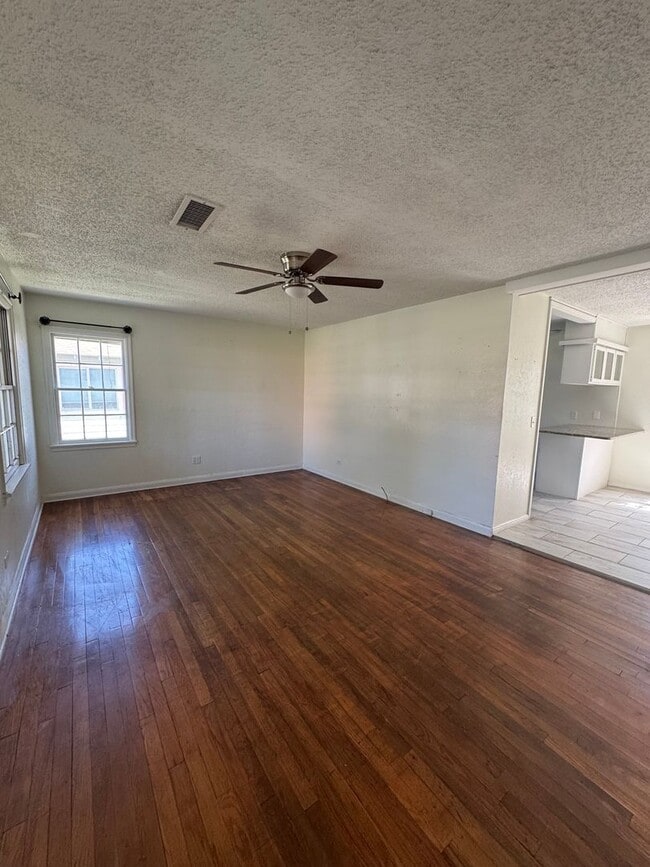 Building Photo - Cottage style house 2bedroom 1bathroom wit...