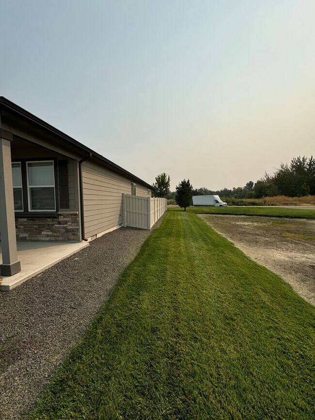 Building Photo - Charming 3-bedroom, 2-bathroom home locate...