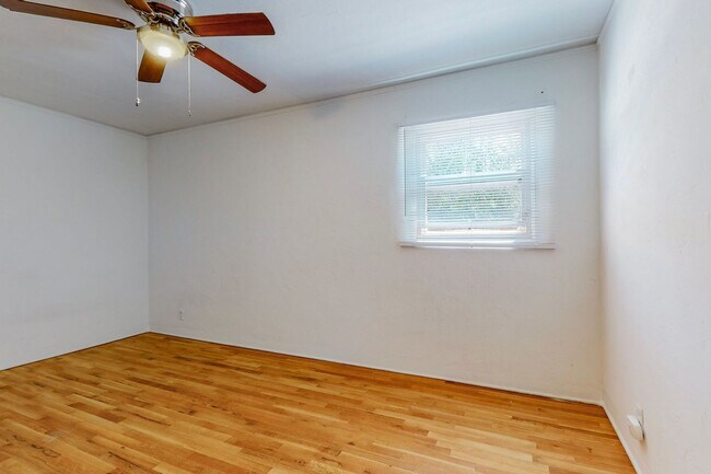 Building Photo - 1716 Bryn Mawr Dr NE