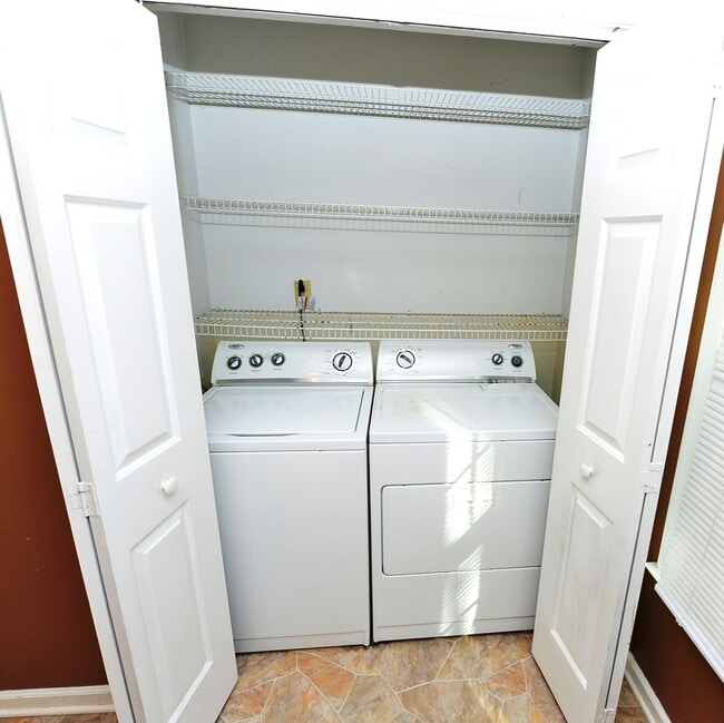 Building Photo - Nice townhouse in Little Neck!