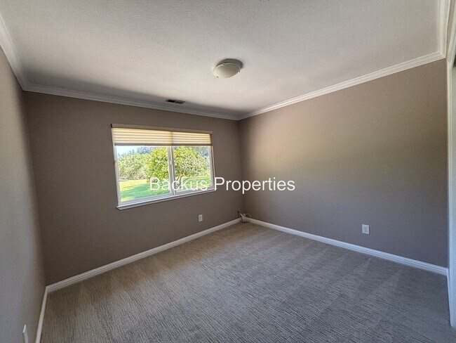 Building Photo - Wonderful three bedroom home on an acre lot in Royal Oaks