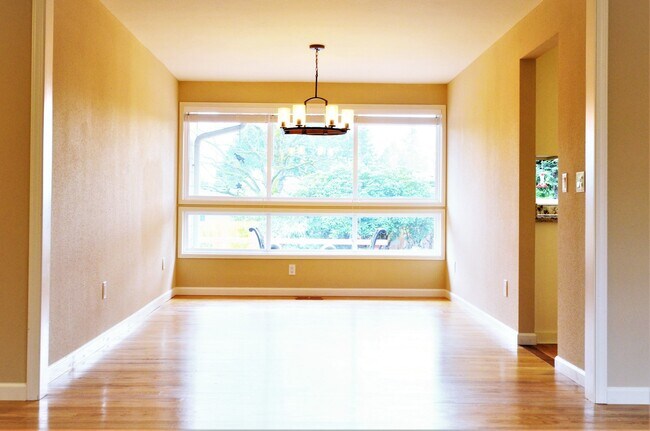 Building Photo - 1814 Whitman Ct NE