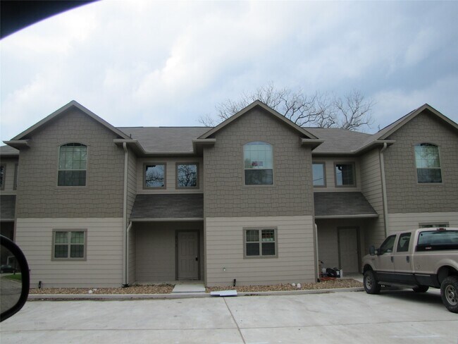 Building Photo - 214 S Tesch St