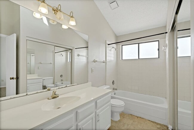 Building Photo - Lovely and Well maintained 2 bedroom & 2.5...