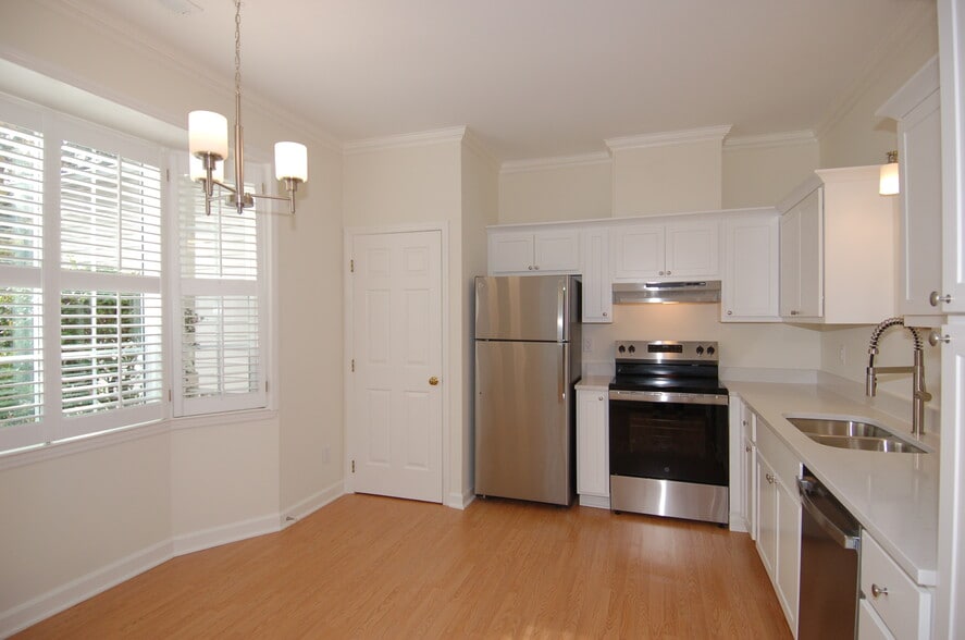 Primary Photo - 1651 Village Glenn Dr