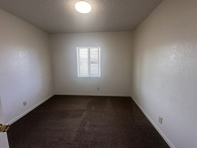 Building Photo - 2 Bedroom, 1 Bathroom Apartment