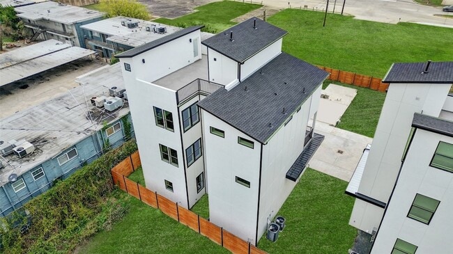 Building Photo - 6814 Hartland St