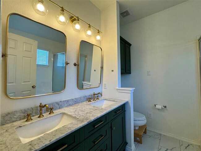 Building Photo - 16100 S Great Oaks Dr