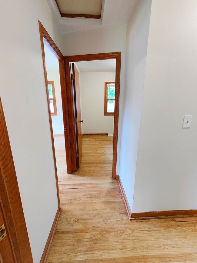 Building Photo - Spacious 3-bedroom single family home w/ f...
