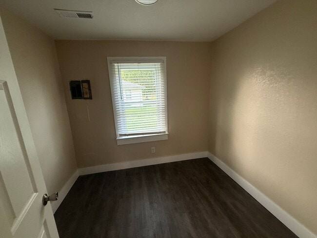 Building Photo - 2 Bed 1 Bath House with Office, Laundry Room and Garage