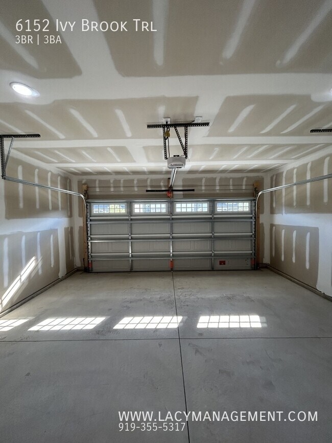 Building Photo - 6152 Ivy Brk Trl
