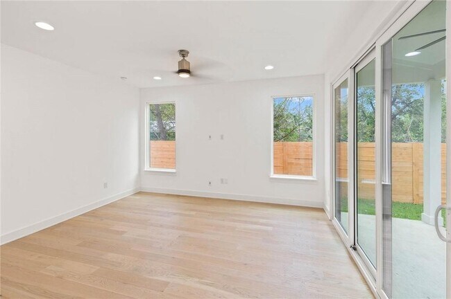 Building Photo - 3321 Hemlock Ave