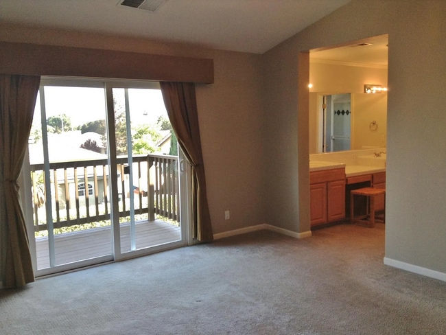 Building Photo - 3 Bedroom Home in Hollister