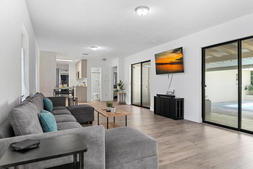 Primary Photo - 919 Ave S SE