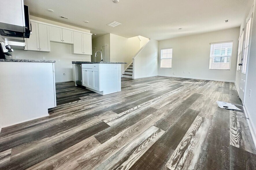 Building Photo - 248 Mills Ave