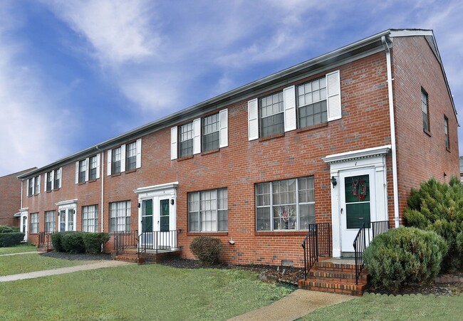 Building Photo - Townhouses of Chesterfield II