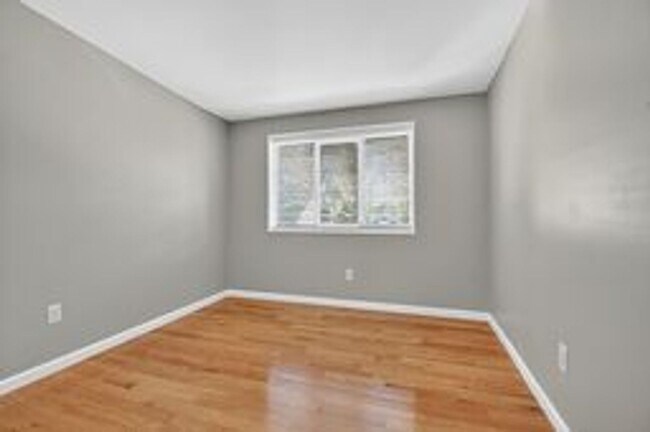 Building Photo - Fabulous 2BR/1BA Top Floor Condo in Grosve...