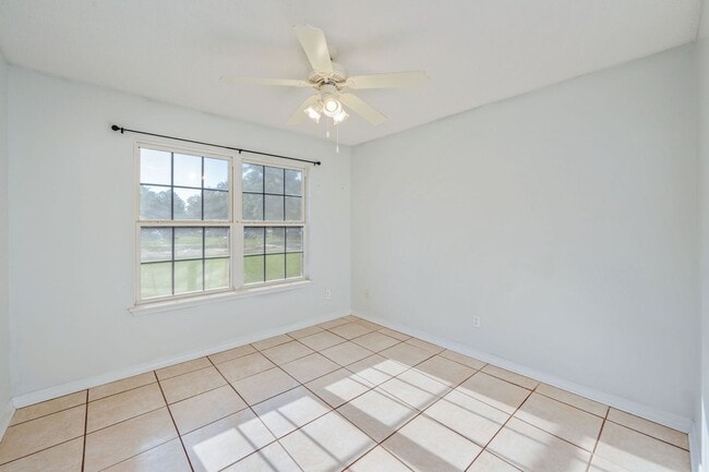 Building Photo - North Crestview Home!