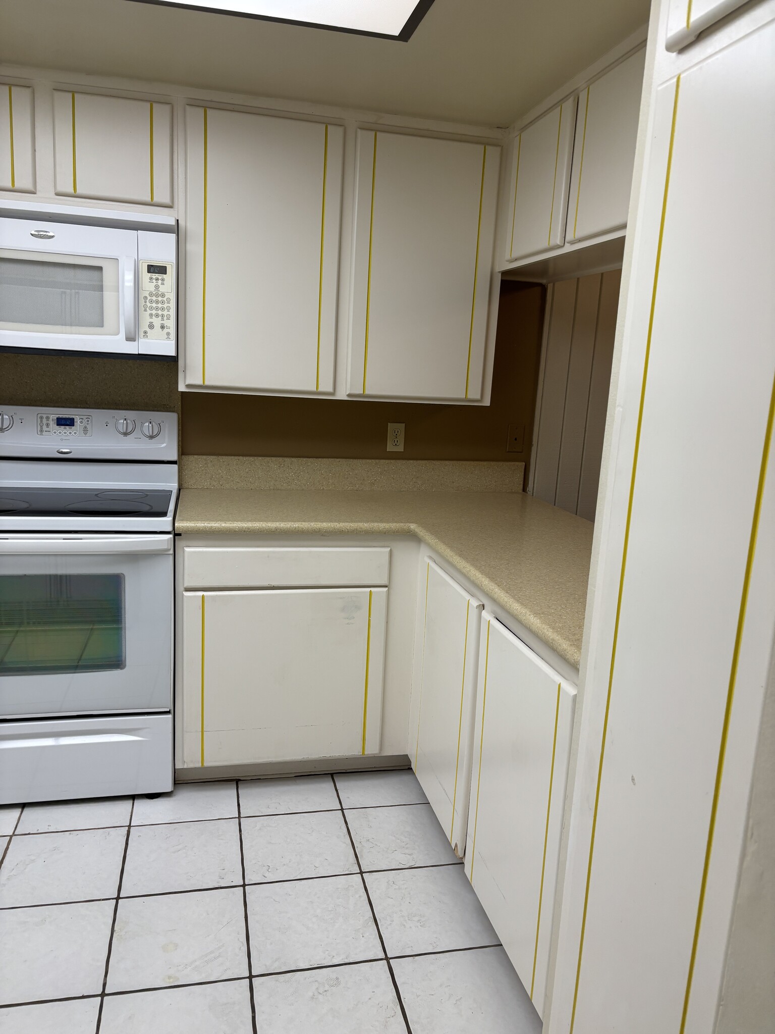 kitchen - 1902 Grand Bahama Dr E