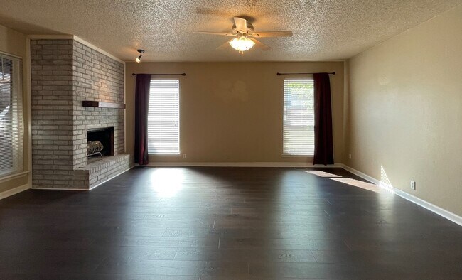 Building Photo - 4707 Hemlock Ln