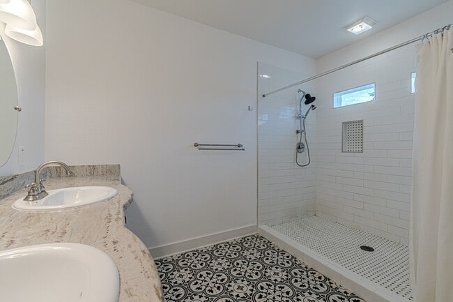 Building Photo - 311 W Mistletoe Ave
