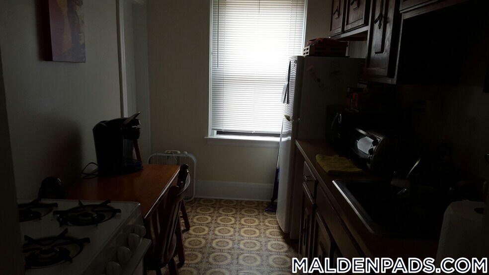 Building Photo - 349 Pleasant St