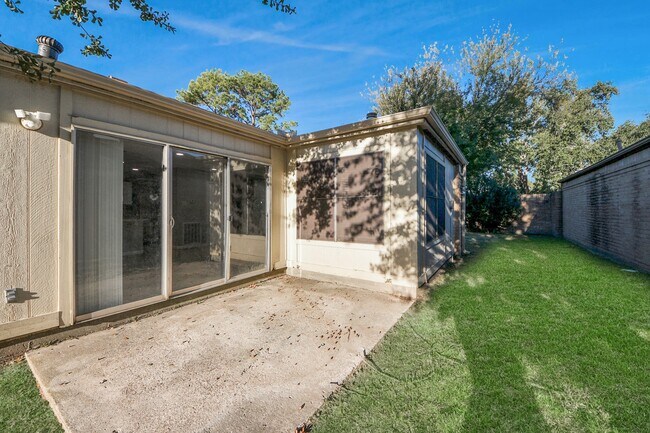 Building Photo - 2471 Falls Church Dr