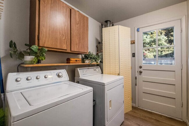 Building Photo - 3907 Solano Pl NE